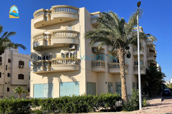 Zwei-Schlafzimmer-Wohnung in erster Linie am Meer zu verkaufen in El Helal- Hurghada 