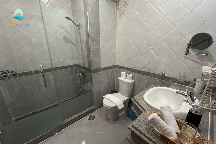 apartment palm beach sahl hasheesh bathroom 4_c1899_lg