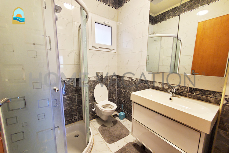10 Makadi two bedroom furnished apartment bathroom_edd1c_lg