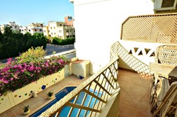 Villa mit vier Duplexen, einem Studio und einem Schwimmbad zu verkaufen in El Helal Gegend.